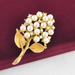 Vintage Gold Tone Brooch Faux Pearls &  Iridescent Rhinestones in Grape‎ Cluster